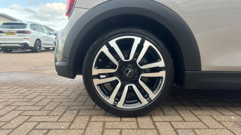 MINI Hatchback 1.5 Cooper Exclusive 3dr Auto Petrol Hatchback